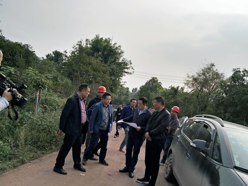 经开区袁小春书记视查电子信息产业园场平工程！.jpg